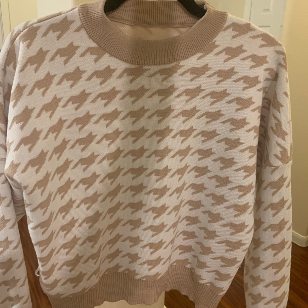 COPY - Women’s beige and white patterned pullover(never used!)